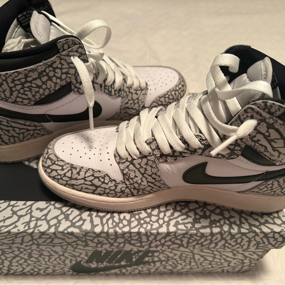 Nike Air Jordan 1 Retro High OG GS Box in Black and Gray